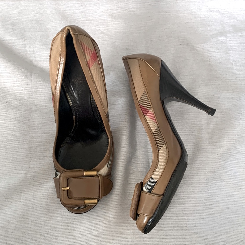 Burberry heels with buckle detail